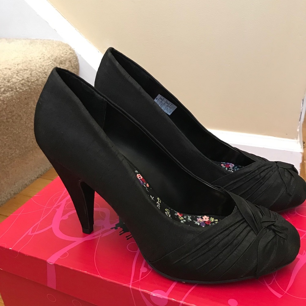 Black Heels - Size 8, 3.5 inch heels - Picture 3 of 7